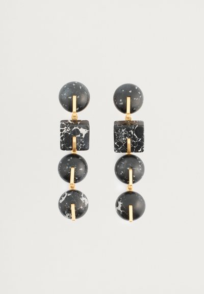 Schwarz-weiße marmorierte Ohrringe mit runden und quadratischen Formen, ausgestattet mit Akzenten aus goldfarbenem Metall und einem leichten Design.