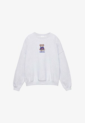 Lichtgrijze trui met een kleine teddybeer die een blauw shirt draagt en de tekst "Schattigheid geladen, geduld offline" centraal op de voorkant.