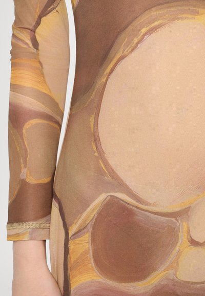 Tricou cu mânecă lungă, realizat dintr-un material elastic și neted, cu modele abstracte în nuanțe de maro și bej, evidențiind forme circulare și accente aurii subtile.