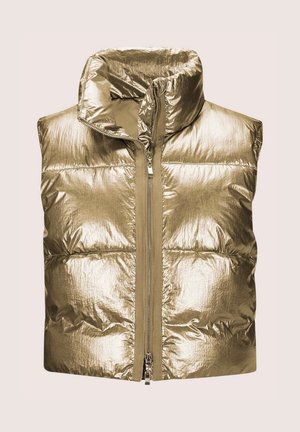 Metalen gouden puffervest met hoge kraag, volledige ritssluiting aan de voorkant en gestikte secties voor textuur. Lichtgewicht, glanzende stofafwerking.