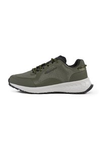 Scarpe sportive verdi con upper in tessuto texturizzato, dettagli neri, particolari riflettenti e una suola bianca ammortizzata.