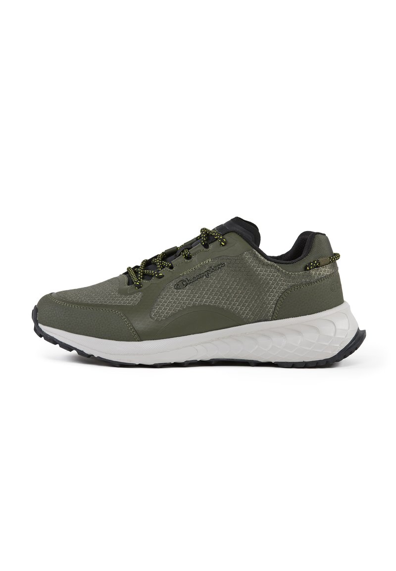 Scarpe sportive verdi con upper in tessuto texturizzato, dettagli neri, particolari riflettenti e una suola bianca ammortizzata.