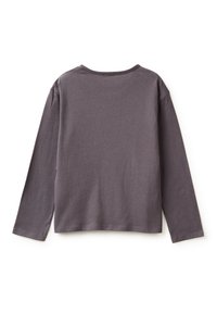 Maglia a maniche lunghe grigia scura realizzata in morbido cotone, con un semplice collo a giro e una vestibilità comoda, senza motivi o accenti visibili.
