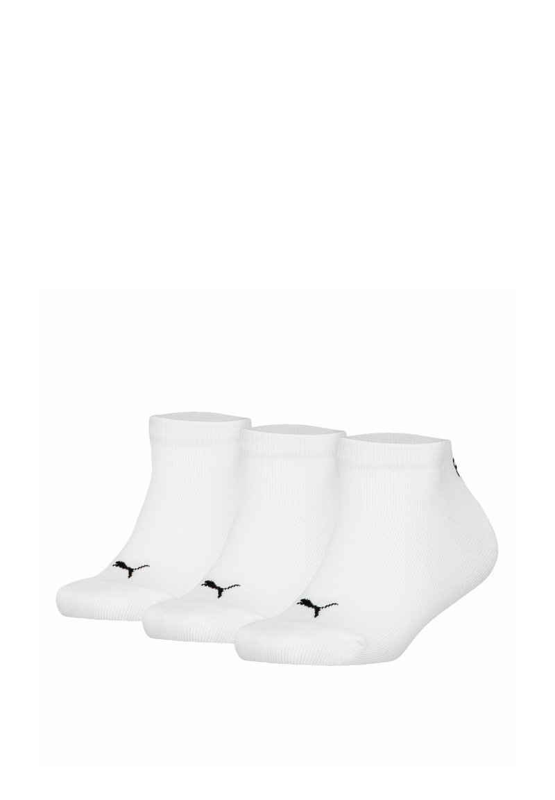 Tres pares de calcetines cortos blancos hechos de una mezcla de algodón, con acentos de logo negro cerca del puño y una textura acanalada.