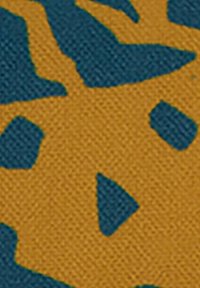 Campione di tessuto con un motivo astratto che presenta forme teal su uno sfondo giallo senape. La texture appare intrecciata e tattile.