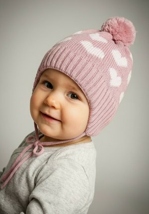 Sterntaler, BOMMELMÜTZE MIT HERZEN, ANGESTRICKTEN OHRENKLAPPEN UND BINDEBÄNDER - Beanie - samtrosa