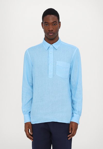 Hellblaues Langarmhemd aus einem strukturierten Stoff, mit einem Button-Down-Kragen, Brusttasche und geradem Saum.