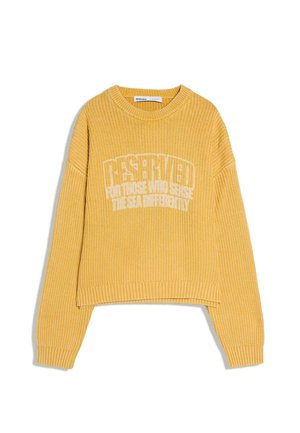 Žltý pletený sveter s dlhými rukávmi a bielym nápisom „Rezervované pre tých, ktorí vnímajú more inak“ cez hruď.