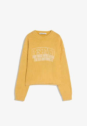 Gelber Strickpullover mit langen Ärmeln und weißem Text „Reserviert für diejenigen, die das Meer anders spüren“ über der Brust.