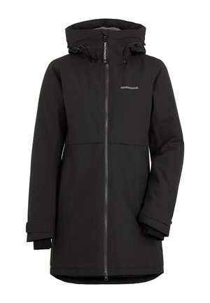 Svart vanntett parka jakke med hette, lange ermer, frontlås og justerbare mansjetter; har en logo på brystet.