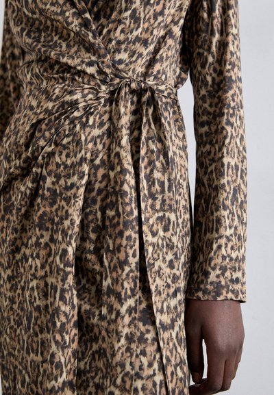 Leopardenmuster Wickelkleid aus weichem Stoff, mit gebundenem Taillengürtel und langen Ärmeln, sowie einer dezenten Faltendetail entlang der Vorderseite.