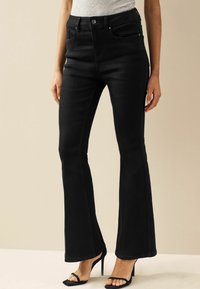 Next - STRETCH  STANDARD - Jeans Bootcut - black Thumbnail-Bild 1