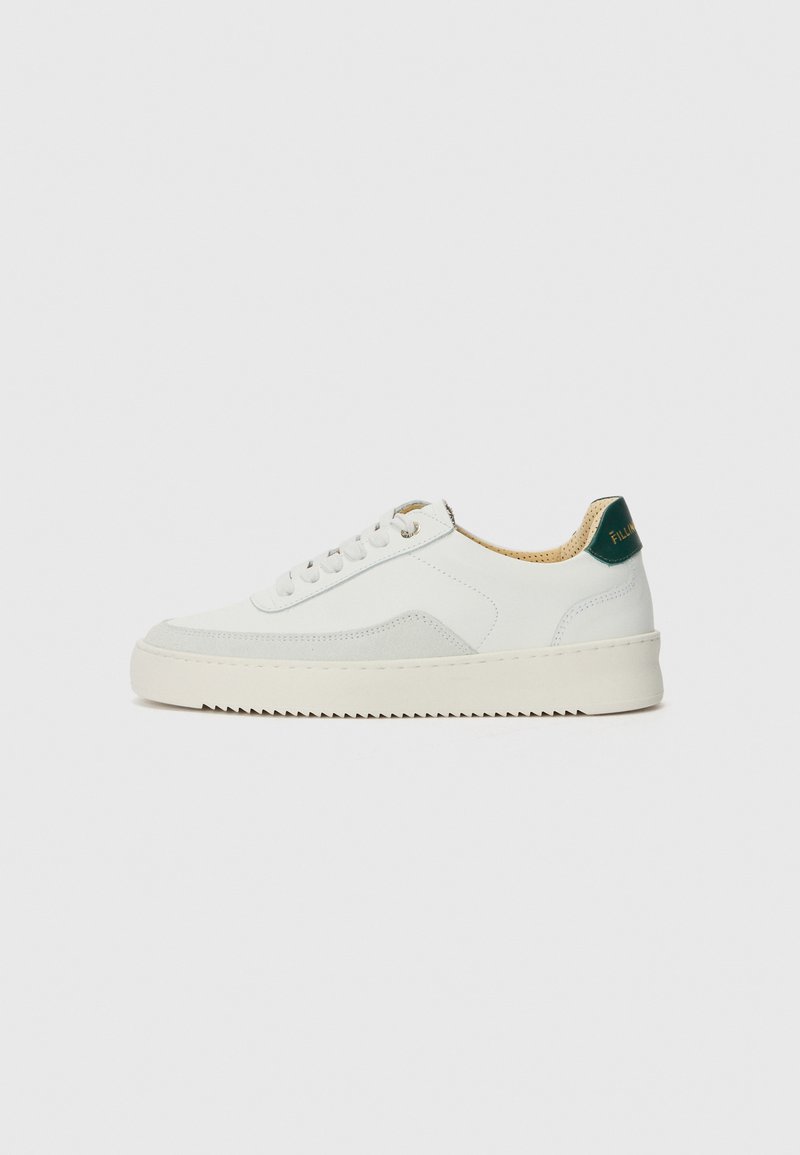 Weiße Sneaker mit Wildlederelementen, runder Zehenpartie, flachen Schnürsenkeln und einer cremefarbenen Gummisohle. Mit grünen Markenlogo am Fersenbereich.