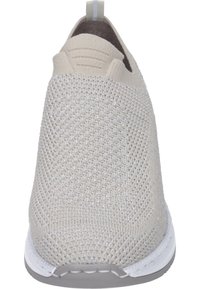 Scarpa slip-on color beige chiaro realizzata in materiale mesh traspirante, con motivo a trama e collo imbottito per il comfort. Suola in gomma.