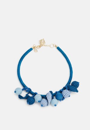 Blauwe ketting omwikkeld met stof, met diverse gestructureerde blauwe en lichtblauwe bolvormige en schelpvormige kralen, en een gouden sluiting.