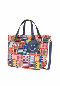 Borsa a tracolla colorata con vari motivi geometrici in rosa, blu e giallo. Include manici blu navy e un ciondolo rotondo con una faccina sorridente.