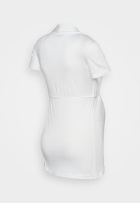 Vestido branco de mangas curtas com um gola alta, design justo e textura suave. Apresenta um detalhe de cintura franzida para uma silhueta ajustada.