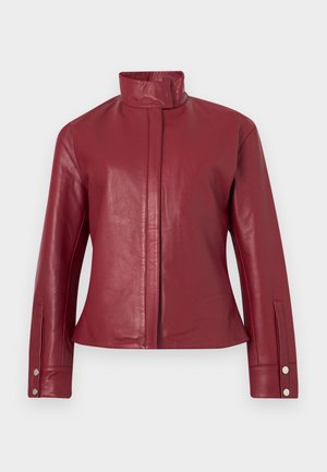 Κόκκινο δερμάτινο μπουφάν με ψηλό γιακά, κρυφό εμπρόσθιο κλείσιμο, μακριά μανίκια και μανσέτες με κουμπιά πατιλέτα.