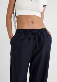 Stradivarius Tygbyxor - dark blue