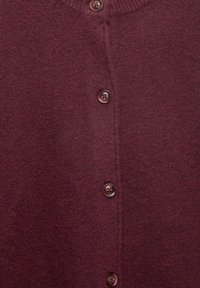 Bordó kötött kardigán texturált felülettel, az elején öt sötét gombbal és bordázott nyakkivágással.