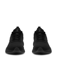 Juodi sportiniai bateliai su tinklinio viršumi, apvaliais pirštais, plokščiais raišteliais ir tekstūruotomis guminėmis pado dalimis, su minimaliais prekės ženklo ženklais ant liežuvio ir kulno.