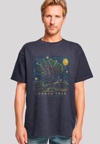 Kurzarm-T-Shirt in Marineblau mit einem bunten Joshua-Tree-Graphic und dem Text "JOSHUA TREE NATIONAL PARK" in entspanntem Schnitt.