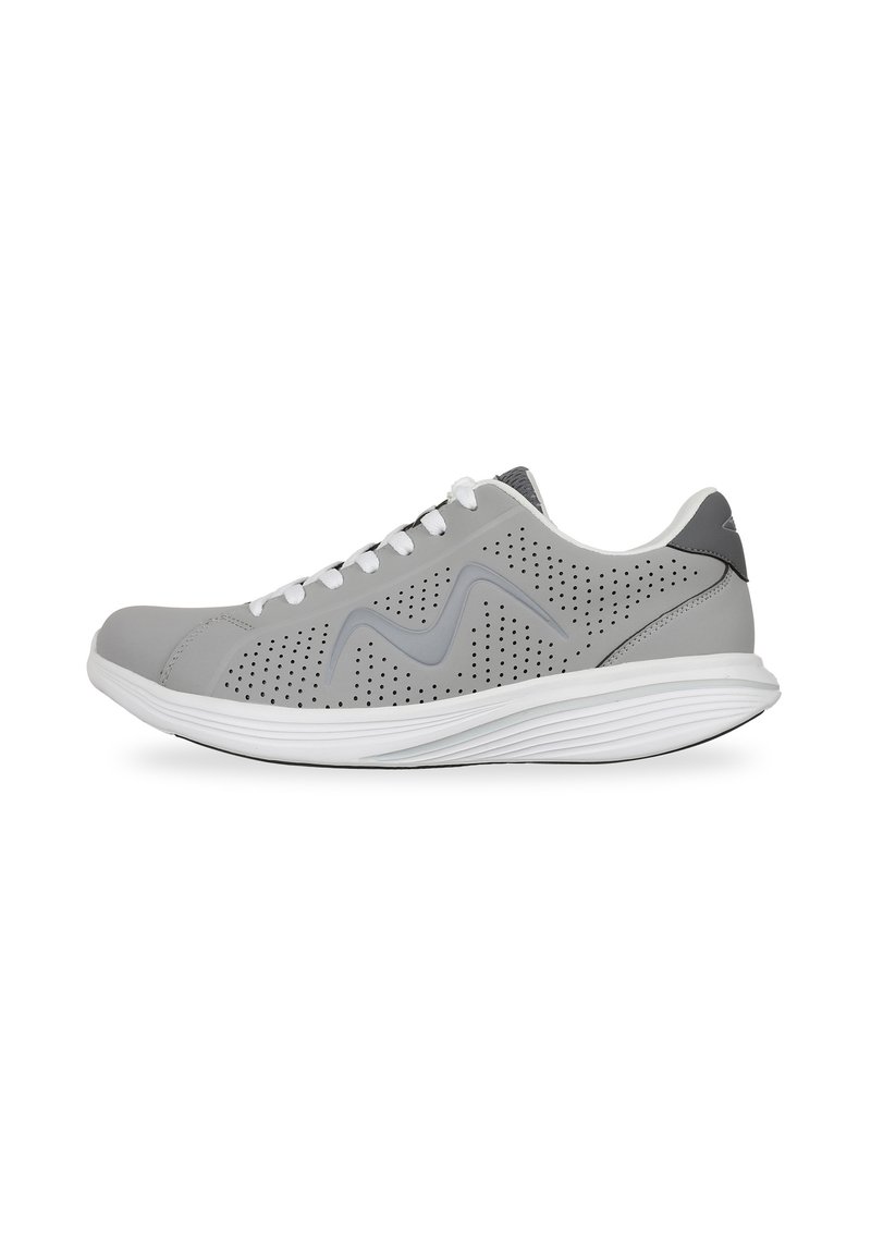 Scarpette atletiche grigie con tomaia perforata, lacci bianchi, dettagli ondulati e suola imbottita. Design leggero, adatto per sport o uso quotidiano.