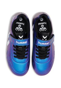 Des chaussures Hummel avec un dessus en synthétique brillant bleu et violet, des lacets noirs, une sangle Velcro et une semelle extérieure en caoutchouc texturé avec un design graphique.
