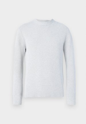 Lys grå strikket crewneck sweater med lange ærmer, ribbede manchetter og kant mod en plain hvid baggrund.