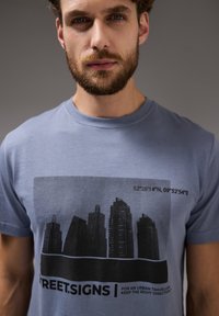 Street One MEN MIT SKYLINE - T-shirt con stampa - grau
