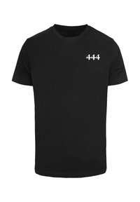 Juodas medvilnės marškinėlis su trumpomis rankovėmis ir apvalia iškirpte, ant kairiojo krūtinės puikiai matomas baltas skaičius "444".
