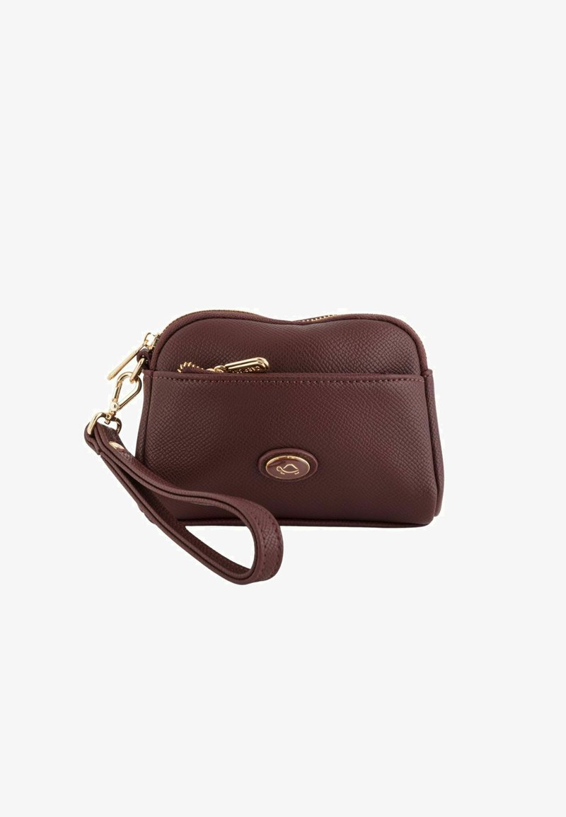 Burgunderfarbene Ledertasche mit strukturierten Oberflächen, goldener Reißverschluss, Handgelenkriemen und einem runden Logo-Akzent auf der Vorderseite. Kompakte und rechteckige Form.