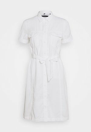 Vestido camisa blanco de manga corta hecho de tela ligera. Cuenta con cierre de botones al frente, dos bolsillos en el pecho y un cinturón en la cintura.