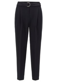 Mustat housut, joissa on onnistunut laskostettu etuosa, leveät vyölenkit ja hopeinen D-renkaalla varustettu solki. Liukuva kangas, kapenevat lahkeet ja ei näkyviä taskuja.