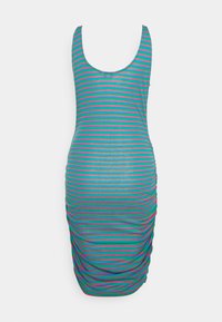 Vestido sem alças com uma silhueta ajustada, feito de um tecido elástico em listras horizontais teal e rosa; apresenta detalhes franzidos de um lado.