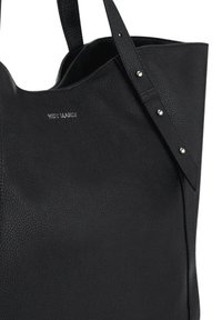 Zwarte leren tote bag met een textured afwerking, voorzien van een brede opening, lange handvatten en zilveren accenten op de riem.