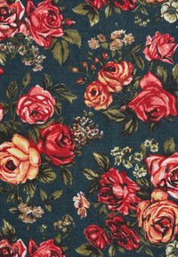 Bloemenstof met een donkerblauwe achtergrond, met verschillende rozen in tinten van rood, roze en geel, verweven met groene bladeren en kleine witte bloemen.