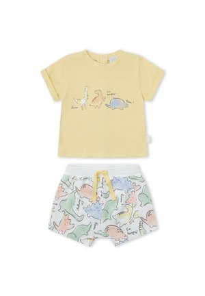 Camiseta amarilla de manga corta con tres dinosaurios de dibujos animados y pantalones cortos blancos con patrones de dinosaurios coloridos y un cordón amarillo.