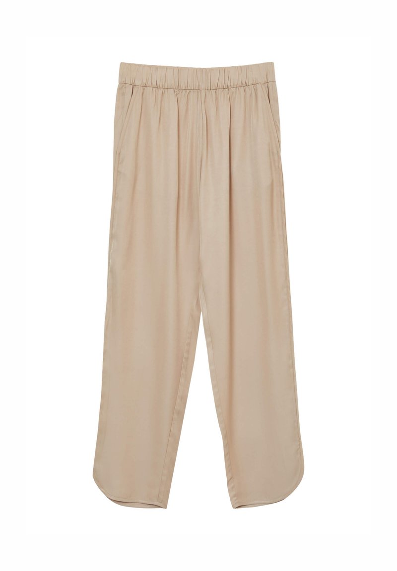 Pantalons beiges légers avec une taille élastique, présentant une coupe décontractée et des poches latérales. Texture lisse avec une coupe droite.