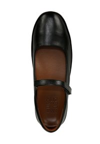 Chaussure en cuir noir avec un bout rond, une semelle plate et une sangle décorative sur le devant. Texture lisse avec un intérieur marron.