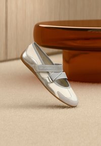 Ei valittu, silver-coloured