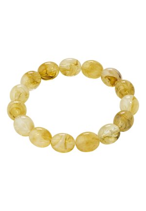 Rekbaar armband gemaakt van doorzichtige ovale kralen met gele en amberkleurige marmeren patronen op een witte achtergrond.