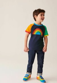Little Bird SHORT SLEEVE RAGLAN COLOURFUL - REGULAR FIT - Majica kratkih rukava s printom - navy rainbow