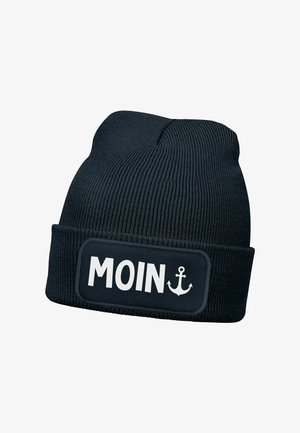 Gestrickte dunkelblaue Mütze mit umgeschlagenem Bündchen. Mit einem rechteckigen Aufnäher, auf dem das Wort "MOIN" in weißer Schrift und eine Ankergrafik zu sehen sind.