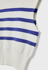 Haut sans manches blanc en maille avec des rayures horizontales bleues et un ourlet large en côtes.