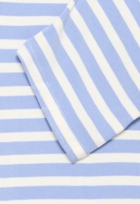 Tissu rayé horizontal bleu et blanc avec un bord plié montrant une texture côtelée fine et un détail de couture.