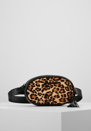 Borsa in tessuto con stampa leopardata e dettagli in pelle nera, forma ovale, chiusura con zip e tracolla regolabile. Dettaglio di falda notevole.