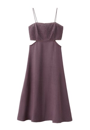 Vestido morado sin mangas con tirantes finos, corpiño bordado, bordes ondulados y costados recortados por encima de la cintura, falda fluida debajo.