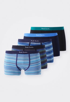 Cinq paires de boxers pour hommes dans différentes couleurs : rayé bleu et marine, uni bleu foncé, vert et noir, avec des ceintures élastiques affichant un logo.