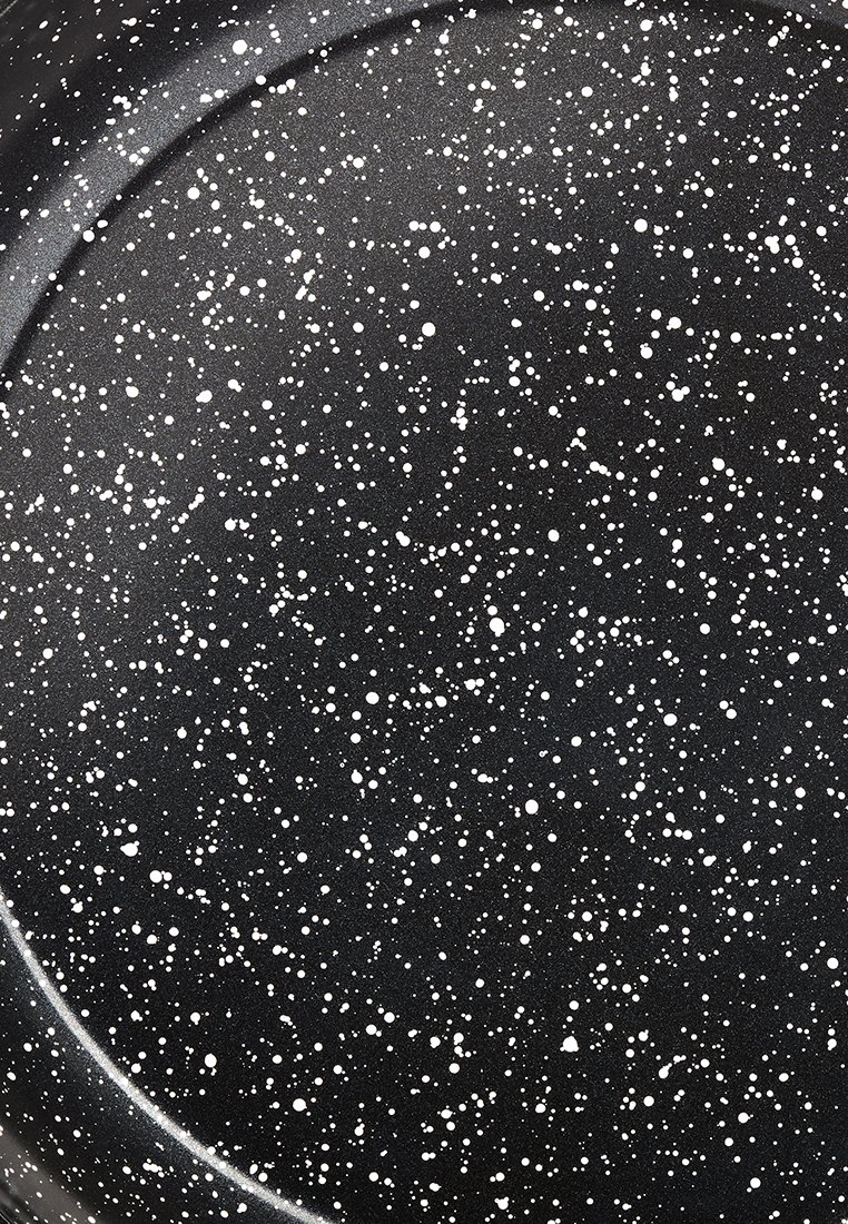 Černý kulatý podnos se splatter vzorem bílých teček; hladký povrch s mírným leskem, určený k servírování nebo vystavení.